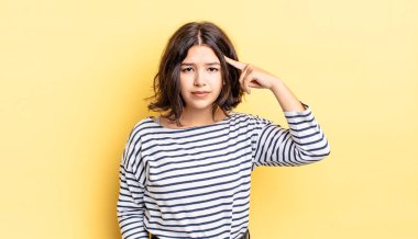 Genç, güzel bir kız kafası karışık ve şaşkın hissediyor. Deli, deli ya da aklını kaçırmış olduğunu gösteriyor.