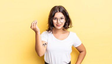 Genç ve güzel bir kız kapiş ya da para yapıyor, sana borçlarını ödemeni söylüyor.!