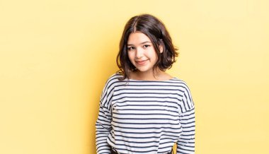 Genç, güzel kız gururlu, kendinden emin, havalı, küstah ve kibirli görünüyor, gülümsüyor, başarılı hissediyor.