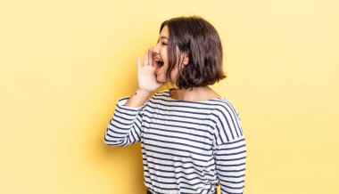 Genç ve güzel bir kız profili, mutlu ve heyecanlı görünüyor, bağırıyor ve kenardaki boşluğu kopyalamak için arıyor.