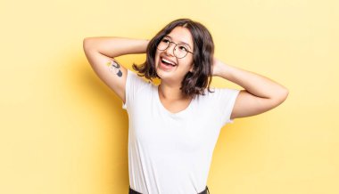 Genç, güzel bir kız gülümsüyor ve rahatlıyor, tatmin oluyor, kaygısız, neşeli ve rahatlatıcı.