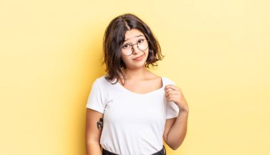 Genç güzel kız kibirli, başarılı, pozitif ve gururlu görünüyor, kendini gösteriyor.