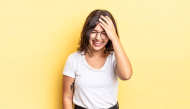 Genç ve güzel bir kız gülüyor ve alnına tokat atıyor.! 