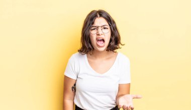 Genç ve güzel bir kız sinirli, sinirli ve sinirli görünüyor. 