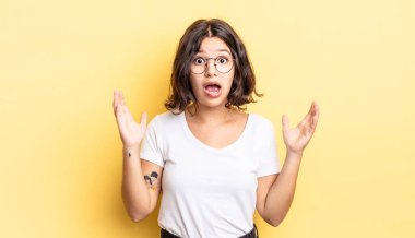 Genç ve güzel bir kız şok olmuş ve şaşkın görünüyor, inanılmaz bir şey fark ettiğinde çene şaşkın.