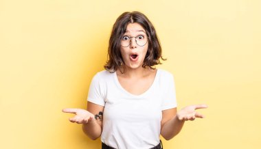 Genç ve güzel bir kız ağzı açık ve şaşırmış, şok olmuş ve hayrete düşmüş.