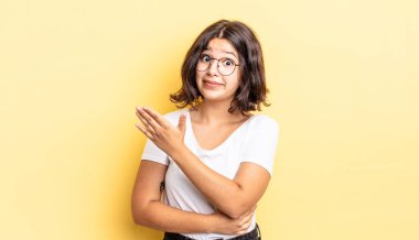 Genç ve güzel bir kız kafası karışık ve bilgisiz, şüpheli bir açıklama ya da düşünceyi merak ediyor.