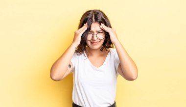 Genç ve güzel bir kız stresli ve hayal kırıklığına uğramış görünüyor. Baskı altında çalışıyor ve sorunlarla boğuşuyor.