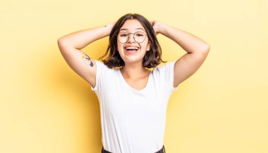 Genç, güzel bir kız mutlu, kaygısız, arkadaş canlısı ve rahat görünüyor. Hayattan ve başarıdan keyif alıyor, olumlu bir tavırla.