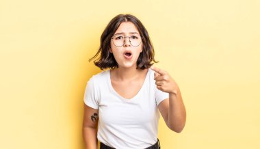 Genç ve güzel bir kız kızgın agresif bir ifadeyle kameraya bakıyor. Öfkeli, çılgın bir patron gibi görünüyor.