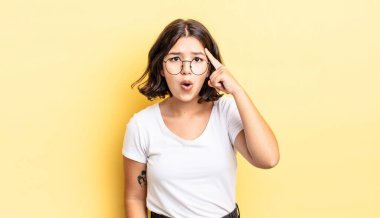 Genç güzel kız şaşırmış, ağzı açık, şok olmuş, yeni bir düşünce, fikir ya da konsept keşfediyor.