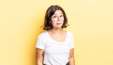 Şapşal, çılgın, şaşkın bir ifadeyle genç, güzel bir kız. Yanakları şişmiş, içi doldurulmuş, şişman ve yemekle dolu.