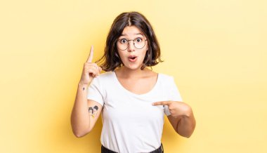 Genç ve güzel bir kız gururlu ve şaşırmış hissediyor. Kendine güvenerek kendini bir numara gibi hissediyor.