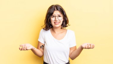 Genç ve güzel bir kız bilgisiz ve kafası karışık, hangi seçeneği seçeceğinden emin değil, merak ediyor.