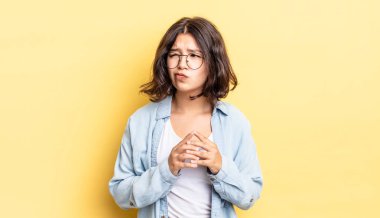 Genç güzel kız entrikalar ve komplolar kuruyor, hilekârlık ve aldatmaca düşünüyor, kurnazlık ve ihanet.