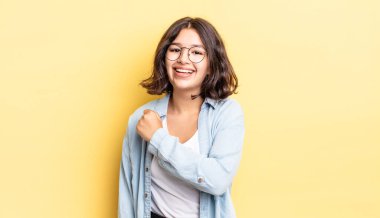 Genç, güzel bir kız mutlu, pozitif ve başarılı hissediyor, bir meydan okumayla karşılaştığında motive oluyor veya iyi sonuçları kutluyor.