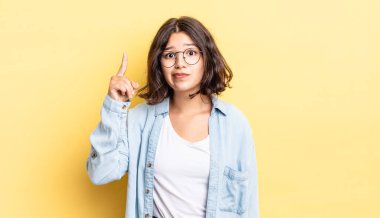 Genç ve güzel bir kız, harika bir fikrin farkına varıp 