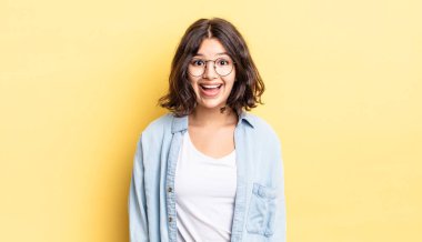 Genç ve güzel kız mutlu görünüyor ve hoş bir şekilde şaşırmış, büyülenmiş ve şok olmuş bir ifadeyle heyecanlanmış.