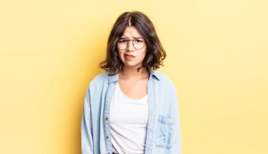 Genç ve güzel bir kız kafası karışık ve kuşkulu, merak ediyor ya da karar vermeye çalışıyor.