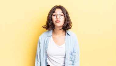 Genç ve güzel bir kız dudaklarını birbirine bastırıyor. Sevimli, eğlenceli, mutlu, sevimli bir yüz ifadesiyle. Öpücük gönderiyor.