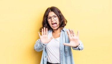 Dehşete kapılmış hisseden, korku ve panik içinde çığlık atan, kabusa tepki veren genç bir kız.