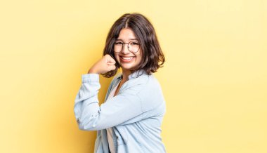 Genç, güzel bir kız kendini mutlu, tatmin olmuş ve güçlü hissediyor, kaslı ve formda, spor salonundan sonra güçlü görünüyor.