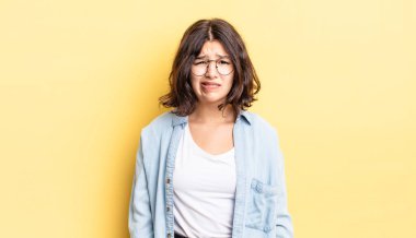 Genç, güzel bir kız kendini cahil, kafası karışık ve hangi seçeneği seçeceği konusunda kararsız hissediyor, sorunu çözmeye çalışıyor.