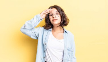 Genç ve güzel bir kız kameraya askeri bir selamlama ile selam veriyor. Saygı ve vatanseverlik göstererek.