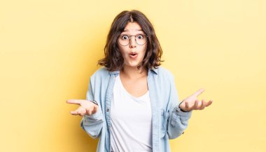 Genç ve güzel bir kız son derece şaşkın ve şaşırmış, endişeli ve panik içinde, stresli ve dehşete kapılmış bir bakışla