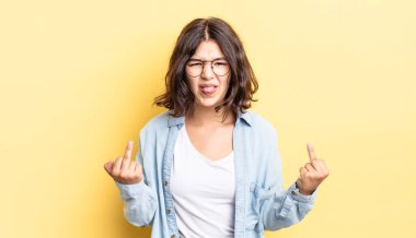 Genç ve güzel bir kız kışkırtıcı, agresif ve müstehcen hissediyor. İsyankar bir tavırla orta parmağını hareket ettiriyor.