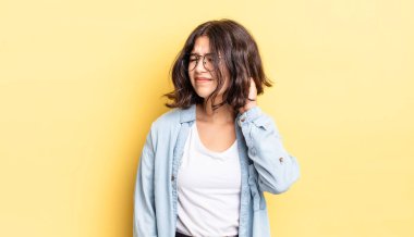 Genç ve güzel bir kız stresli, hayal kırıklığına uğramış ve yorgun, endişeli ve sorunlu bir bakışla boynunu okşuyor.