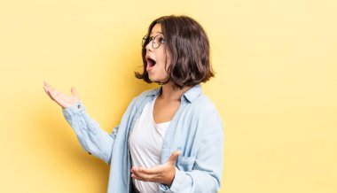 Genç, güzel bir kız opera yapıyor ya da konserde şarkı söylüyor. Romantik, sanatsal ve tutkulu hissediyor.