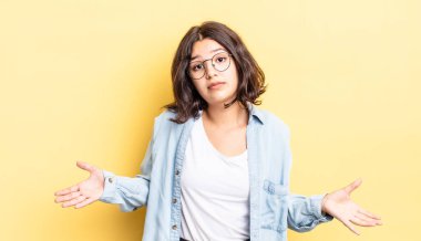 Genç, güzel bir kız kafası karışık ve kafası karışık. Doğru cevap veya karardan emin değil. Bir seçim yapmaya çalışıyor.