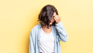 Genç ve güzel bir kız stresli, mutsuz ve hayal kırıklığına uğramış, alınlı ve şiddetli baş ağrısı çeken.