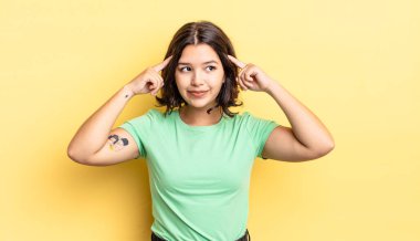 Genç, güzel bir kız, kafası karışmış ya da şüpheye düşmüş, bir fikre odaklanmış, çok düşünüyor, kenarda boşluğu kopyalamak istiyor.