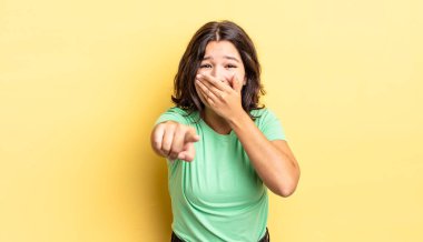 Genç ve güzel bir kız sana gülüyor, kamerayı gösteriyor ve seninle dalga geçiyor ya da alay ediyor.