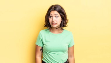 Genç ve güzel kız endişeli, stresli, endişeli ve korkmuş, panikleyen ve dişlerini sıkan.