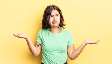 Şaşkın, kafası karışmış ve stresli görünen genç bir kız. Farklı seçenekler arasında merak ediyor. Belirsiz hissediyor.