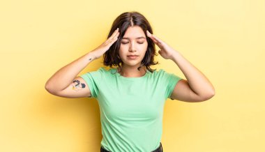 Genç güzel kız konsantre olmuş, düşünceli ve ilham verici, beyin fırtınası yapıyor ve hayal kuruyor.