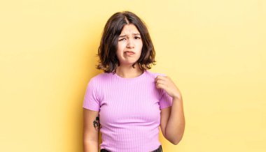 Genç güzel kız kibirli, başarılı, pozitif ve gururlu görünüyor, kendini gösteriyor.