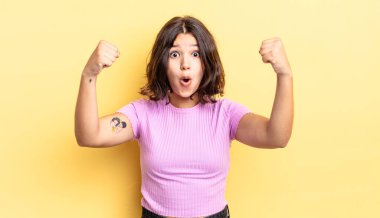 Genç ve güzel bir kız inanılmaz bir başarıyı kutluyor. Kazanan gibi, heyecanlı ve mutlu görünüyor. Al bunu.!