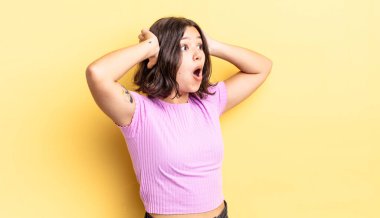 Ağzı açık genç ve güzel bir kız korkunç bir hata yüzünden dehşete düşmüş ve şok olmuş görünüyor.