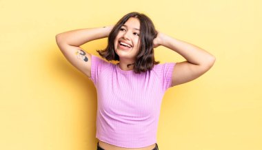 Genç, güzel bir kız gülümsüyor ve rahatlıyor, tatmin oluyor, kaygısız, neşeli ve rahatlatıcı.