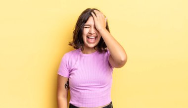 Genç ve güzel bir kız gülüyor ve alnına şaplak atıyor. Unuttum ya da aptalca bir hataydı. 