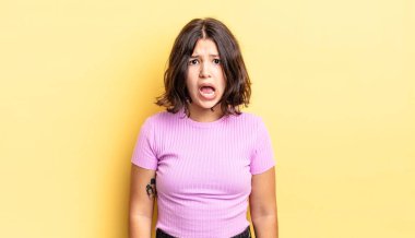 Şok olmuş, kızgın, hayal kırıklığına uğramış, ağzı açık ve öfkeli genç bir kız.