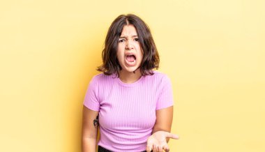 Genç ve güzel bir kız sinirli, sinirli ve hayal kırıklığına uğramış görünüyor. Senin neyin var? 