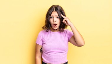 Genç güzel kız şaşırmış, ağzı açık, şok olmuş, yeni bir düşünce, fikir ya da konsept keşfediyor.