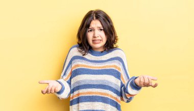 Genç ve güzel bir kız bilgisiz ve kafası karışık, hangi seçeneği seçeceğinden emin değil, merak ediyor.