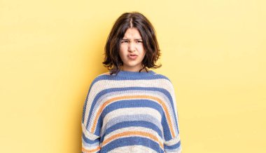 Genç ve güzel kız şapşal ve komik görünüyor. Şaşı bakışlı, şakacı ve şakacı.