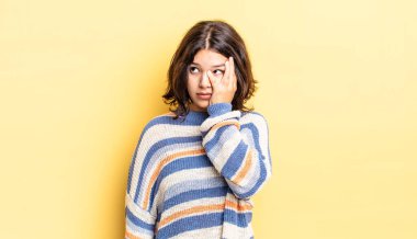 Genç, güzel bir kız yorgun, sıkıcı ve sıkıcı bir işin ardından sıkılmış, hayal kırıklığına uğramış ve uykulu hissediyor.